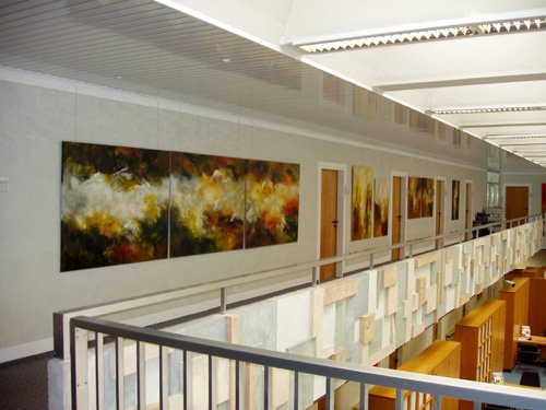 Abstrakte Acrylbilder von Christiane Middendorf in einer Ausstellung in der Sparkasse Hattingen